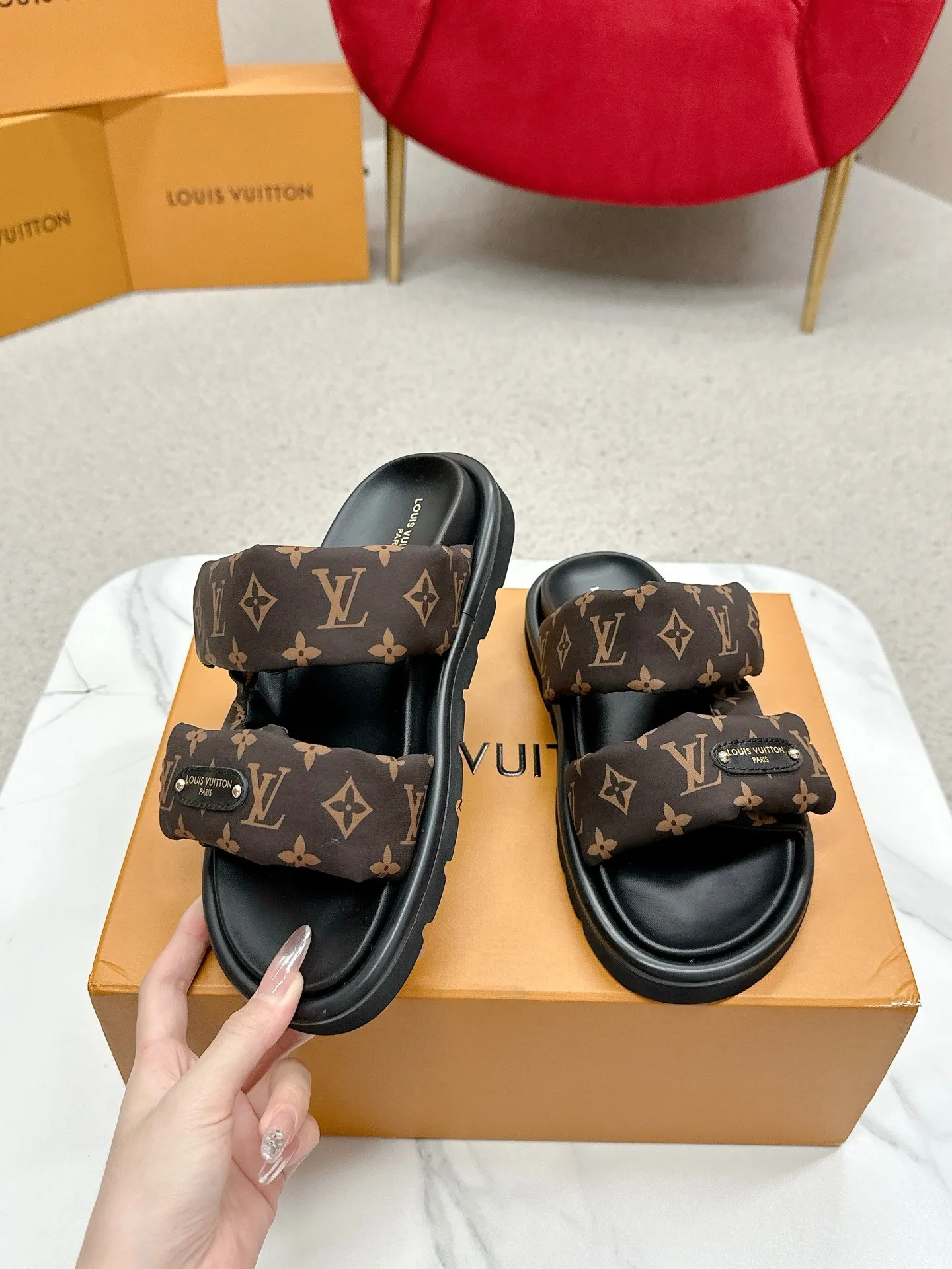 P340 yuan LV Louis Vuitton Full of high-end feel! A popular model among bloggers at home and abroad, it’s retro and fashionable, and looks stunning on your feet! Mainly recommended model on the official website★ ━━━━━ ЅᏇєєt ━━━━━ ▪️Upper: original calfskin ➕5D printing process ▪️Inner: imported mixed sheepskin ▪️Outsole: original molded foam outsole ▪️Size: Female 35-40 Men's 39-44 (women's 41 men's 45)